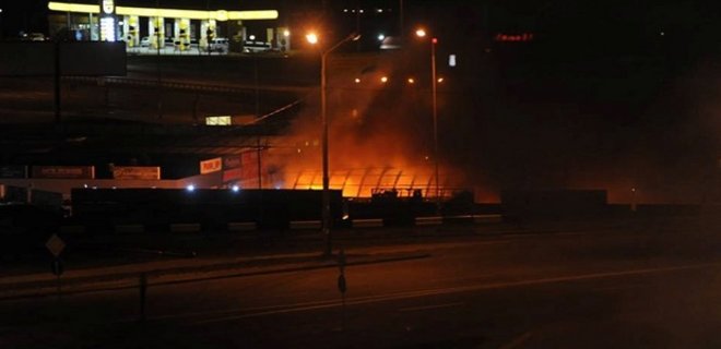 В Киеве на Позняках пожар уничтожил маникюрный салон и 2 магазина - Фото