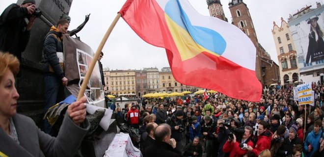 В Польше и ФРГ поддерживают санкции против России - опрос - Фото