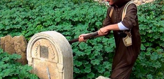 В Ираке вандалы-исламисты разрушили христианские могилы - Фото