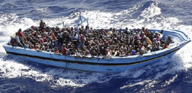 У берегов Ливии перевернулось судно с 700 мигрантами - Фото