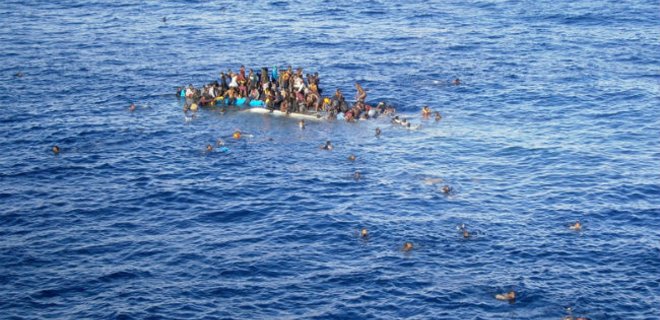 На затонувшем возле Ливии судне могли находиться 950 человек - Фото