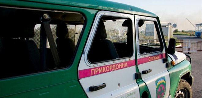 В Луганской области авто с пограничниками подорвалось на фугасе - Фото