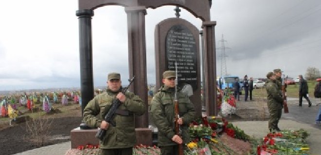 В Днепропетровске открыли мемориал погибшим героям Украины - Фото