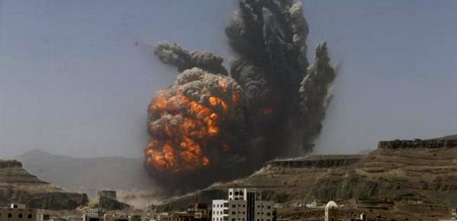 Коалиция разбомбила ракетную базу в столице Йемена: видео - Фото