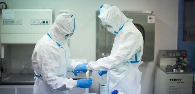 Ученые в США успешно испытали препарат против Эболы - Фото