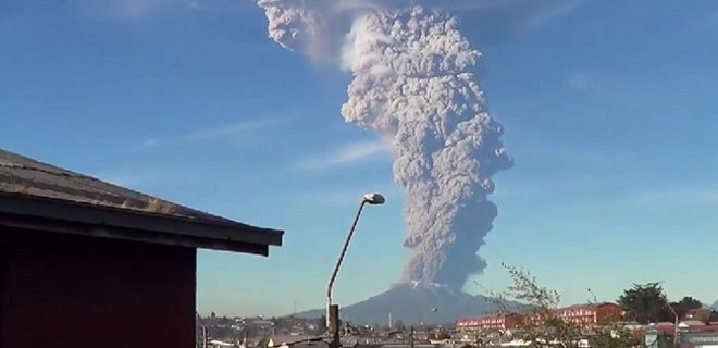 Опасный чилийский вулкан вновь проснулся, идет эвакуация: видео - Фото