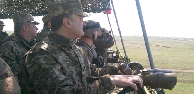 Порошенко посетил учения десантников на Николаевском полигоне - Фото