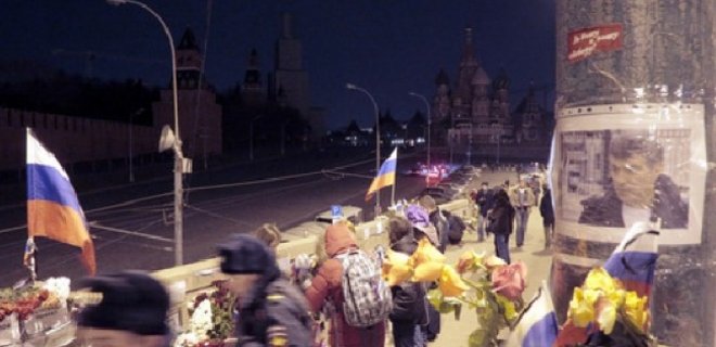 Вандалы вновь зачистили мемориал на месте убийства Немцова - Фото