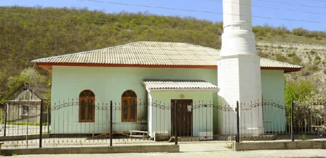 В Крыму неизвестные закидали мечеть коктейлями Молотова - Фото