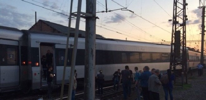Поезд Hyundai по маршруту Харьков - Киев сошел с рельсов - Фото