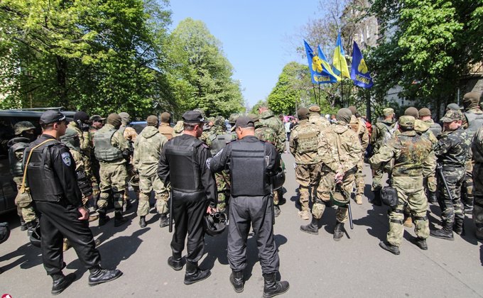 Ругань и кефир. Как Симоненко 1 мая в Киеве отметил: фото и видео
