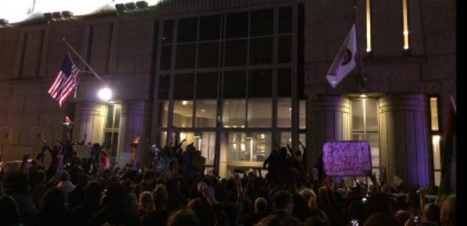 В США акции протеста охватили Филадельфию - Фото