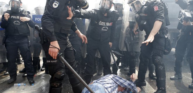 Турецкая полиция задержала 203 участников Первомая в Стамбуле - Фото