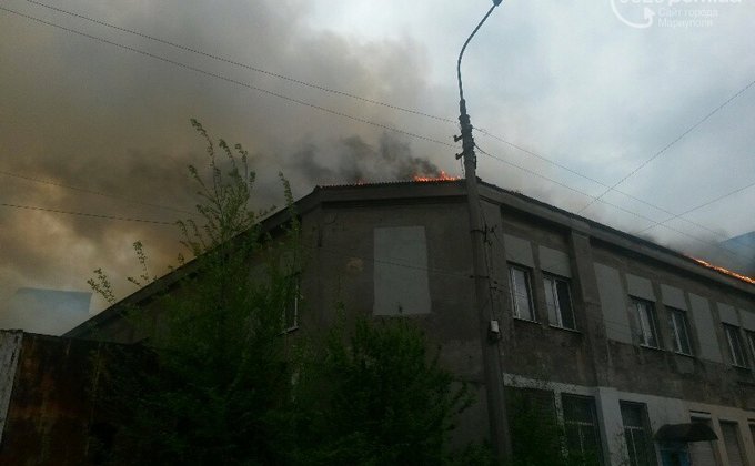 В центре Мариуполя возник сильный пожар: фото возгорания