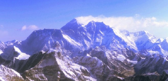 На Эвересте лавина уничтожила туристические маршруты - Фото
