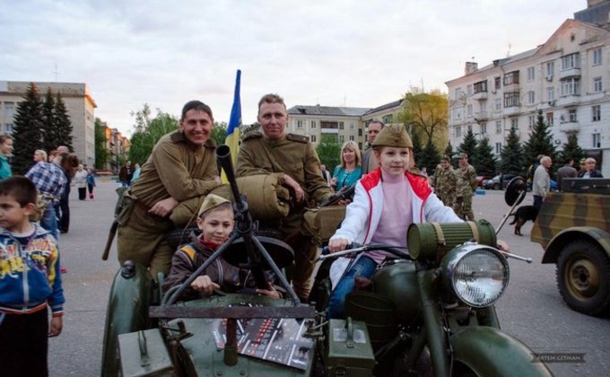 В Донбассе проходит ретро-автопробег ко Дню Победы: фото и видео