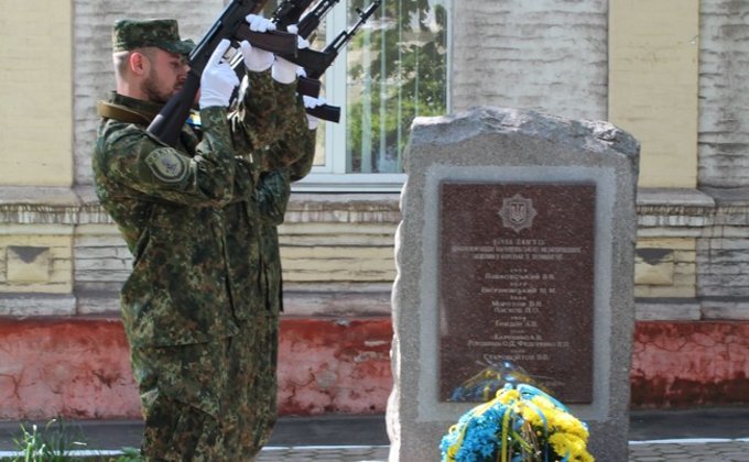 В Мариуполе почтили память героев, погибших в мае 2014 года: фото