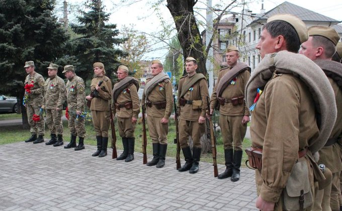 В Мариуполе почтили память бойцов УПА в советской форме: фото