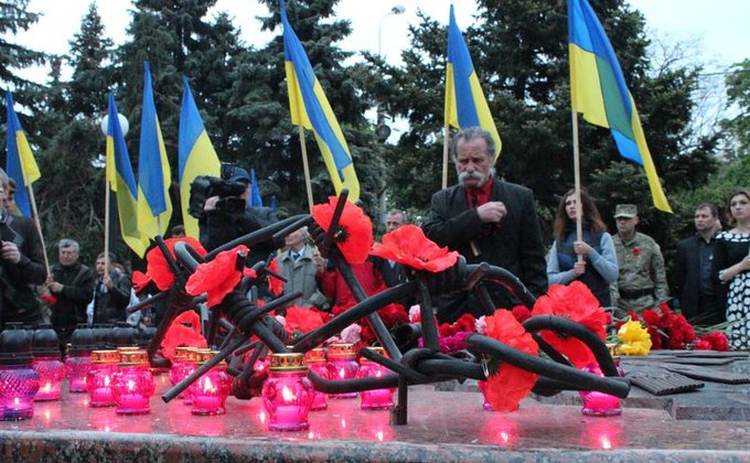 В Мариуполе почтили память бойцов УПА в советской форме: фото