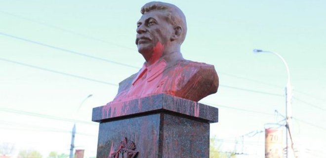 Новый памятник Сталину в Липецке облили краской - Фото