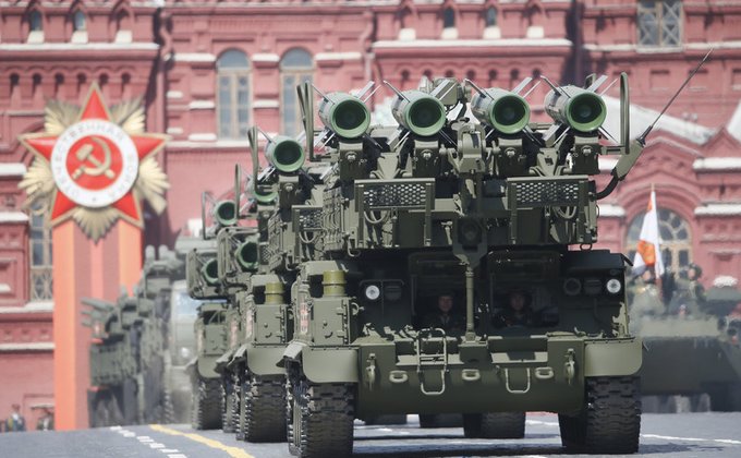 Агрессоры: парады в Москве и оккупированном Донецке
