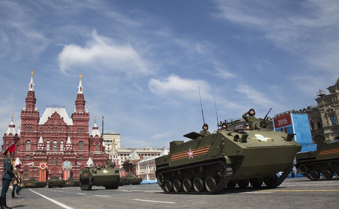 Агрессоры: парады в Москве и оккупированном Донецке