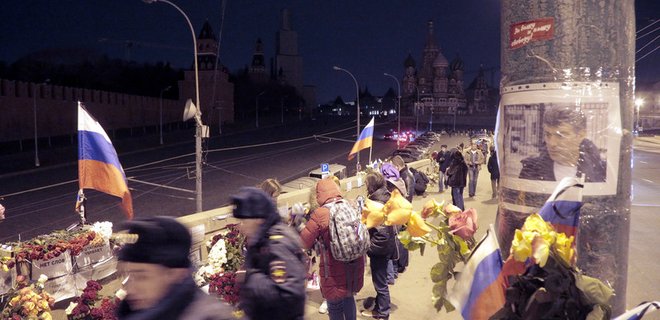 Пропутинские активисты избили защитников мемориала Немцову - Фото