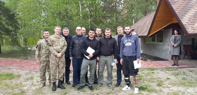 Аваков и Яценюк вручили бойцам АТО ордера на квартиры - Фото