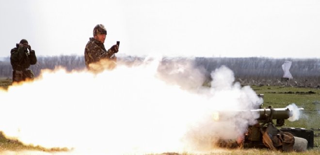Боевики с утра обстреливают Широкино: ранен украинский военный - Фото