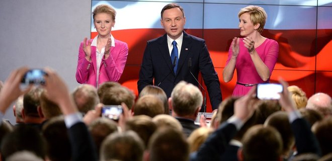 На президентских выборах в Польше лидирует кандидат оппозиции - Фото