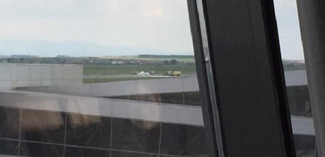 В аэропорту столицы Косово разбился вертолет миссии Евросоюза - Фото