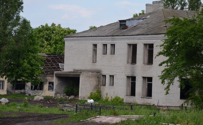 Поселок Крымское на Луганщине разрушен под огнем боевиков: фото