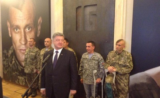 В Киеве открылась выставка портретов героев АТО: фото