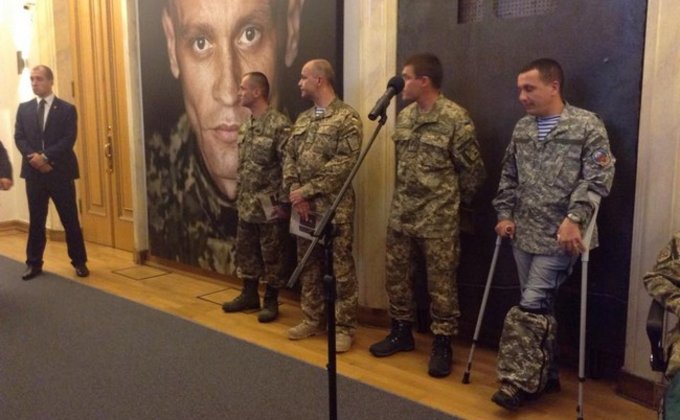 В Киеве открылась выставка портретов героев АТО: фото