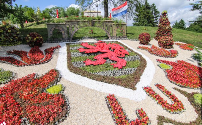 Выставка цветов "Украина европейская": фото с Певческого поля