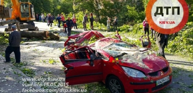 На Подоле в Киеве на автомобиль упал столб: погиб ребенок - Фото