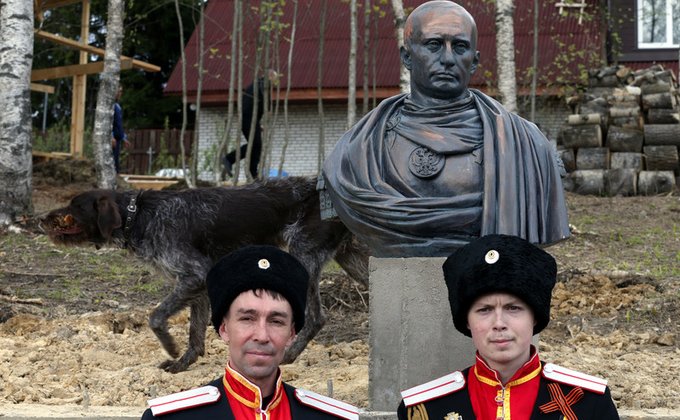 Под Петербургом установили бюст Путина  в образе императора