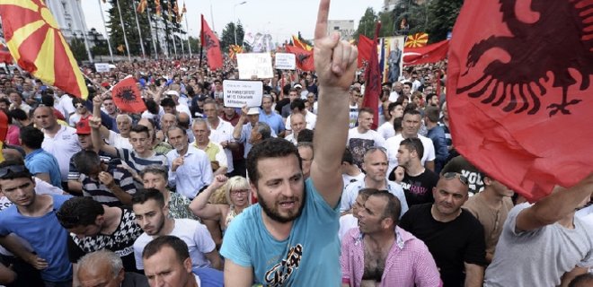 В Македонии десятки тысяч человек требуют отставки правительства - Фото