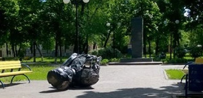 В Харькове неизвестные снесли три памятника советской эпохи - Фото