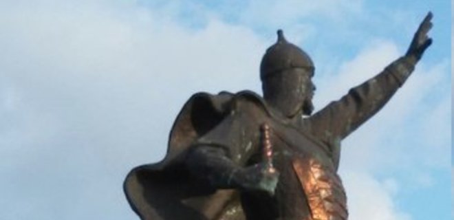 В Харькове неизвестные повредили памятник Александру Невскому - Фото