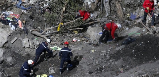 Во Франции опознали всех жертв авиакатастрофы самолета А320 - Фото