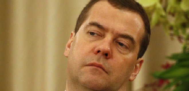 Медведев: Россия не будет реструктурировать долги Украины - Фото