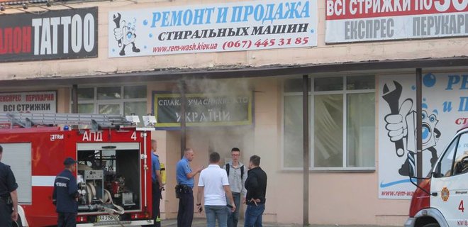 В Киеве подожгли офис волонтеров, собирающих помощь военным - Фото