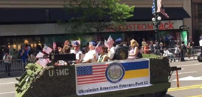 В Чикаго марш ветеранов прошел под украинскими флагами - Фото