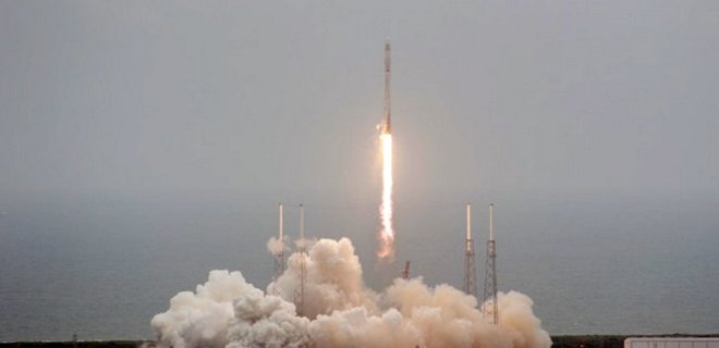 Первые испытания спас-системы SpaceX: видео с корабля - Фото
