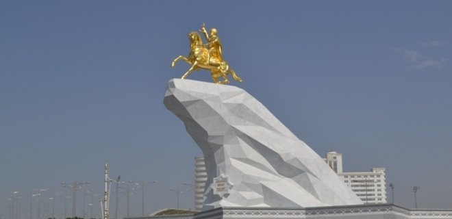 В Туркменистане установлен памятник действующему президенту - Фото