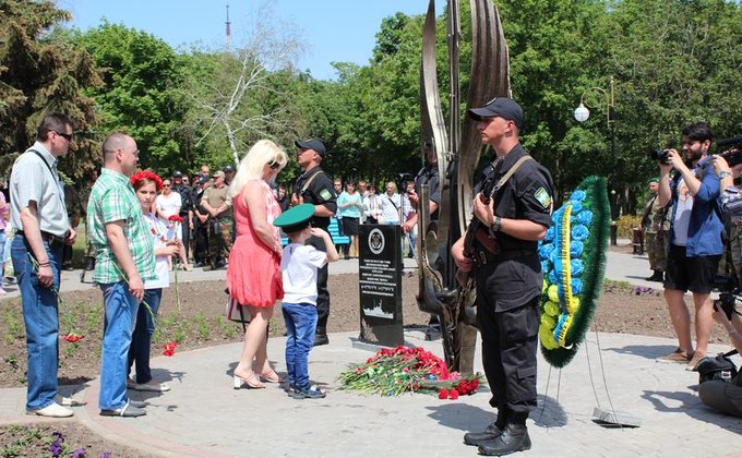 В Мариуполе открыли памятник погибшим пограничникам