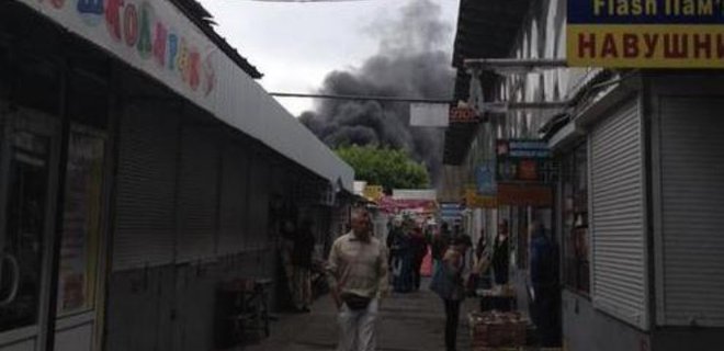 В Киеве произошел пожар на рынке Петровка - Фото