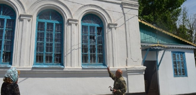 На Луганщине оккупанты обстреляли православный храм с людьми - Фото