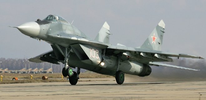 В России во время учебного полета разбился истребитель МиГ-29 - Фото